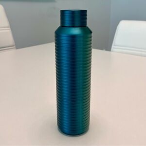 NEW STARBUCKS RIBBED STAINLESS STEEL WATER BOTTLE IN A BEAUTIFUL TEAL COLOR 20oz